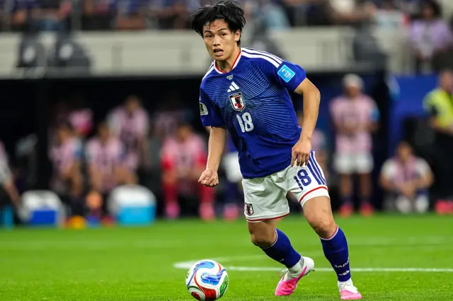 Jogador japonês com bola aos pés