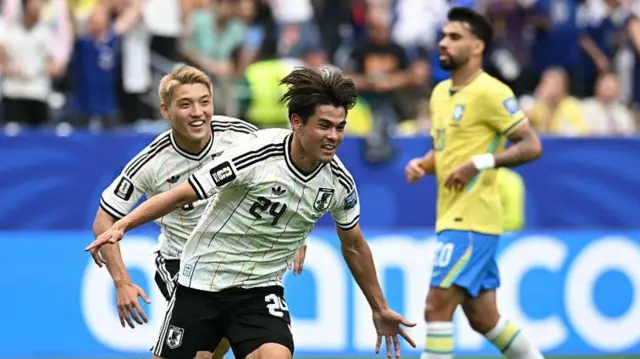 Dan wasan tsakiya na Japan Kaishu Sano ya yi murna bayan ya zura kwallo ta farko a wasan zagaye na 32 na gasar cin kofin duniya ta 2026 tsakanin Brazil da Japan.