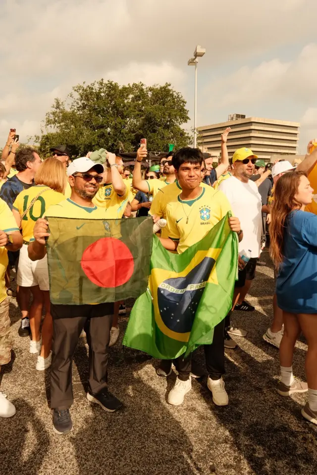 Torcedores com bandeiras do Brasil e Japão