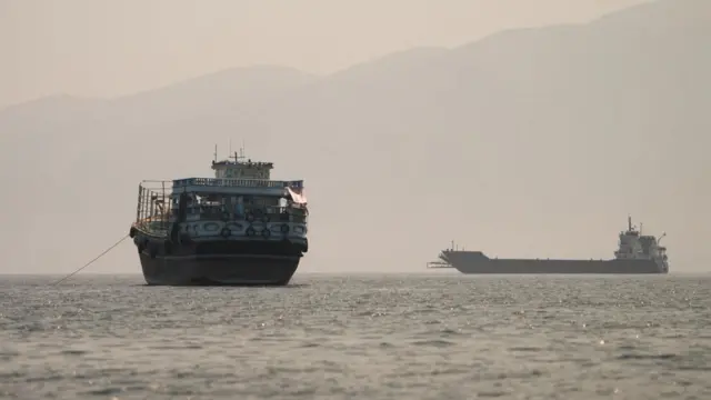होर्मुज़ स्ट्रेट में जहाज़