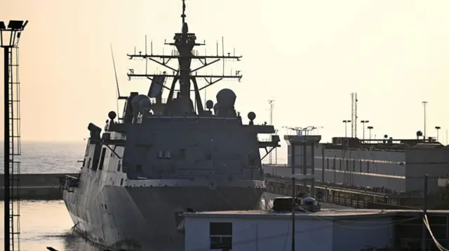El USS Fort Lauderdale en el puerto de La Guaira, Venezuela.