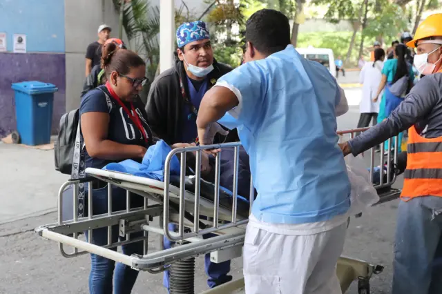 Personal de salud atendiendo a personas afectadas por los terremotos en Venezuela