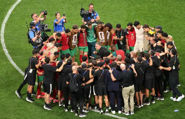 مدرب المغرب محمد وهبي رفقة لاعبي المنتخب بعد الفوز على هايتي في دور المجموعات من كأس العالم 2026