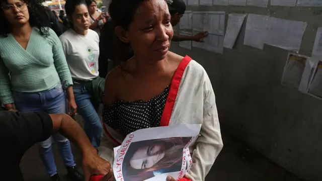mujer llora