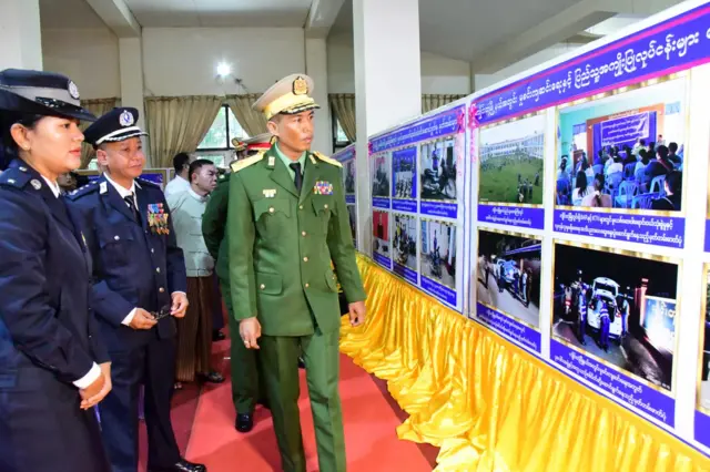 ကျိုင်းတုံမြို့မှာ ပြီးခဲ့တဲ့နှစ် အောက်တိုဘာလတုန်းက ပြုလုပ်တဲ့ ရဲတပ်ဖွဲ့နေ့ ပြပွဲအခမ်းအနားမှာမြင်တွေ့ရတဲ့ တြိဂံဒေသတိုင်းစစ်ဌာနချုပ်တိုင်းမှူး ဗိုလ်ချုပ် စိုးလှိုင်