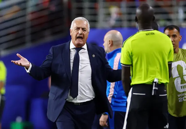 مدرب باراغواي: غوستافو ألفارو
