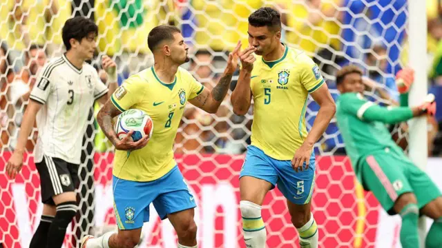 Casemiro #5 na Brazil yana murna tare da Bruno Guimaraes # 8 bayan ya zira kwallo ta farko a lokacin gasar cin kofin duniya ta FIFA 2026 Round Of 32 tsakanin Brazil da Japan.