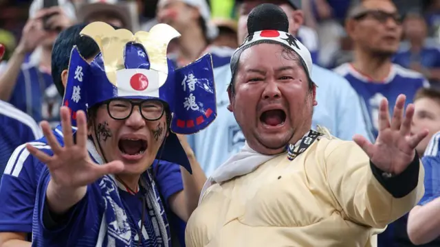 Magoya bayan Japan guda biyu, daya sanye da kayan yaƙi masu ban sha'awa, ɗayan kuma sanye da kayan kokawa na sumo
