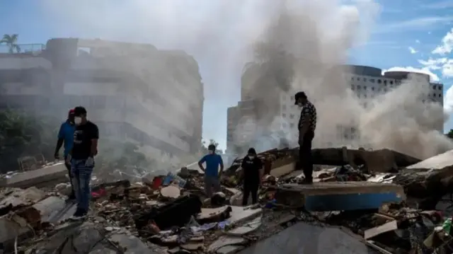 Equipos de rescate y voluntarios en busca de supervivientes en La Guaira, Venezuela, el domingo