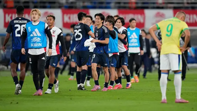 'Yan wasan Japan sun yi murna bayan nasarar da kungiyar ta yi 3-2 a wasan sada zumunta na kasa da kasa tsakanin Japan da Brazil