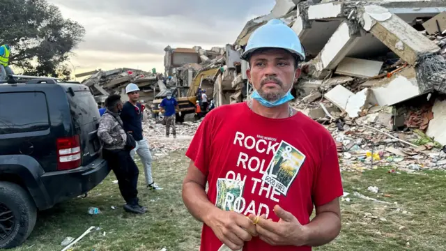 Ronnie Navarro frente a los escombros en los que busca sobrevivientes.