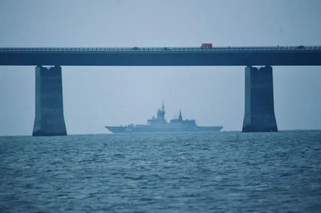 Корвет «Бойкий» во время прохода под мостом Большой Бельт в Дании