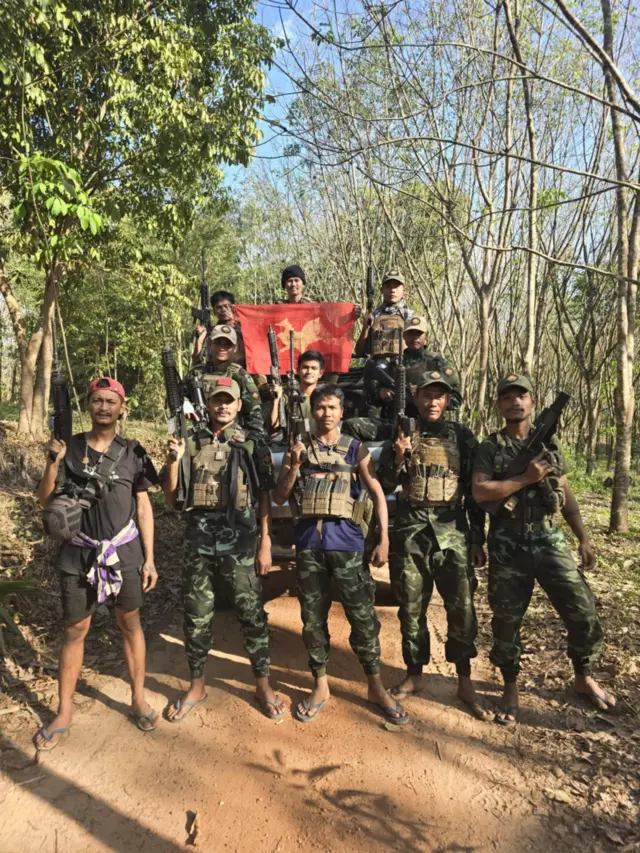 ရေးဘီလူးတပ်ဖွဲ့ဝင်တွေ (ပုံဟောင်း)