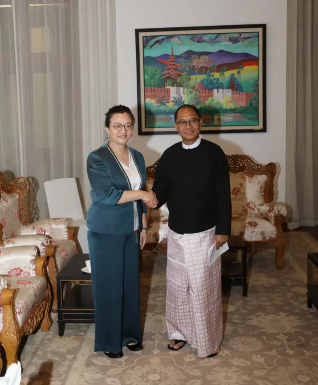 နိုင်ငံခြားရေးဝန်ကြီး တာဝန်ယူခဲ့တဲ့ ဦးတင်မောင်ဆွေကို မြန်မာနိုင်ငံဆိုင်ရာ တရုတ်သံအမတ်ကြီး မစ္စမာကျားက ဧပြီ ၁၀ ရက်နေ့မှာ လာရောက်တွေ့ဆုံခဲ့ (ပုံဟောင်း)