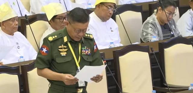 ဇွန်လ ၃ ရက်ကကျင်းပတဲ့ အမျိုးသားလွှတ်တော် မှာ အွန်လိုင်းလိမ်လည်မှုတိုက်ဖျက်ရေးဥပဒေမူကြမ်းအကြောင်း ဆွေးနွေးနေတဲ့ ပြည်ထဲရေးဝန်ကြီး၊ ဒုတိယ ဗိုလ်ချုပ်ကြီး ညွန့်ဝင်းဆွေ