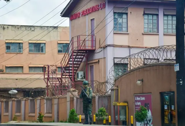 Umusirikare wa Uganda ahagaze ku cicaro gikuru ca Nation Media Group Uganda