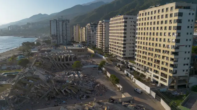 Una vista aérea muestra edificios derrumbados dañados por los terremotos en Macuto, estado de La Guaira
