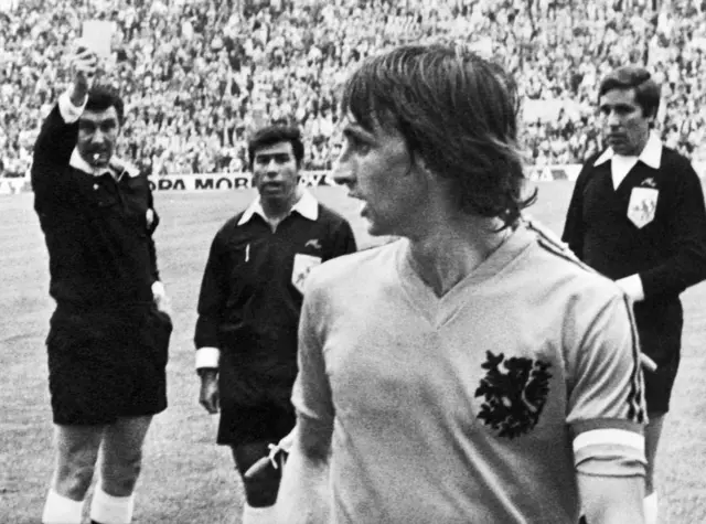 تلقى قائد منتخب هولندا، يوهان كرويف، بطاقة صفراء خلال نهائي كأس العالم لكرة القدم أمام ألمانيا الغربية على الملعب الأولمبي في ميونيخ في 7 يوليو/تموز 1974.