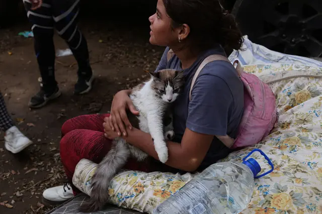 Una niña y su gato.