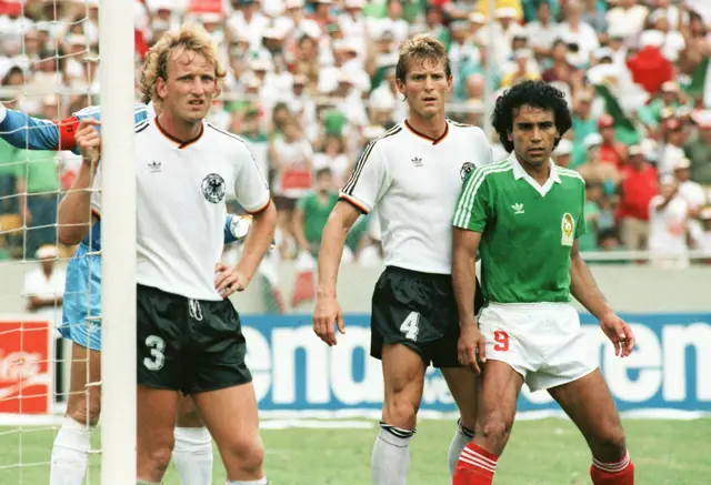 جانب من مباراة المكسيك أمام ألمانيا الغربية آنذاك في مونديال 1986