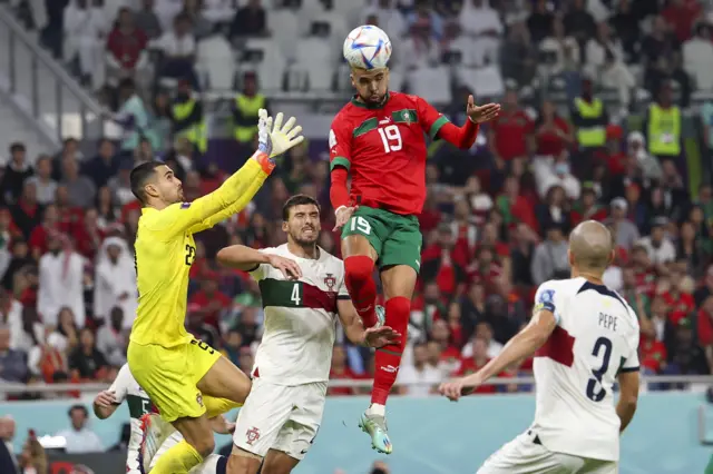 ارتقاء اللاعب يوسف النصيري قبل تسجيل هدفه الشهير في مرمى البرتغال في كأس العالم 2022