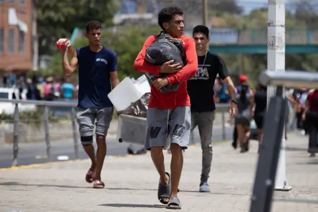 Jóvenes saqueando