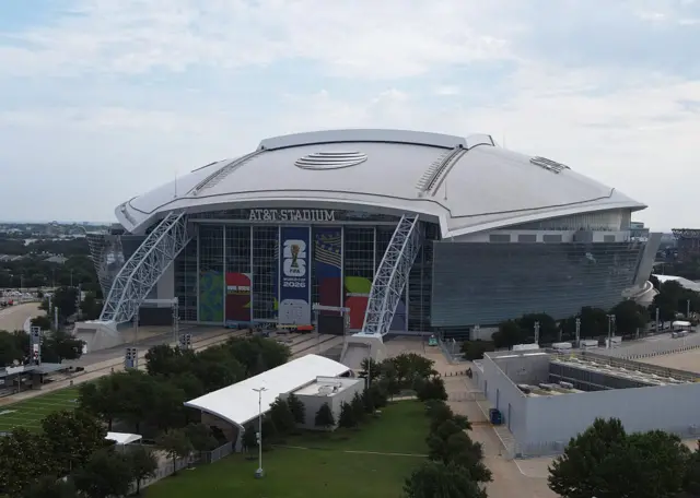 Vue aérienne des préparatifs autour du AT&T Stadium, dont la signalétique est en cours de transformation pour devenir celle du Dallas Stadium en vue de la Coupe du Monde de la FIFA 2026 au Dallas Stadium le 26 mai 2026 à Dallas, au Texas.