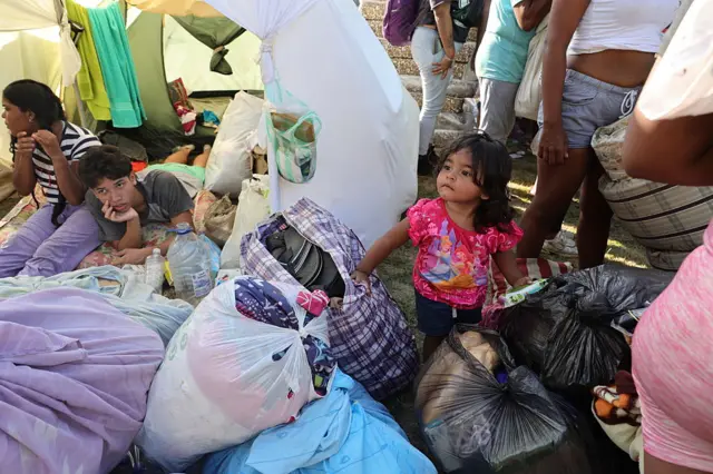 Niños en un campamento improvisado en La Guaira.