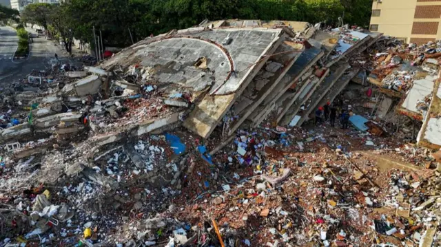 Vista aérea de edificios derrumbados en Caraballeda, estado de La Guaira, Venezuela