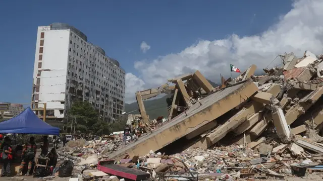 Continúan los trabajos de remoción de escombros como parte de los esfuerzos de búsqueda y rescate en el edificio residencial Rita derrumbado en el barrio de San Bernardino