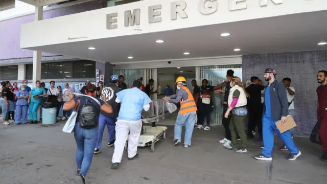 Una persona ingresa a la sala de emergencias del hospital Pérez Carreño en Caracas, Venezuela