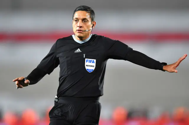 L'arbitre Jesús Valenzuela fait des gestes lors du match de qualification pour la Coupe du Monde de la FIFA 2026 entre l'Argentine et le Chili à l'Estadio Más Monumental Antonio Vespucio Liberti le 5 septembre 2024 à Buenos Aires, Argentine.