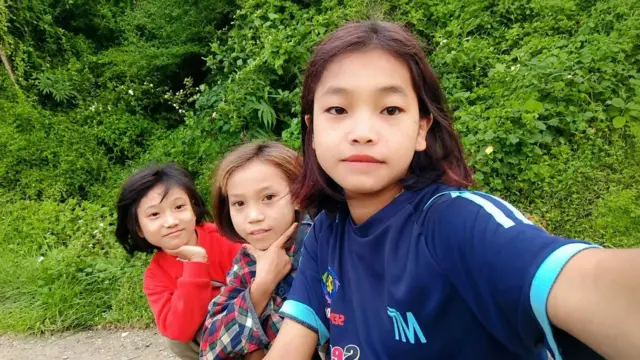 မင်းတပ်မြို့နယ်ထဲက ရှိန်းရွာထဲ ဗုံးကျရောက် ပေါက်ကွဲမှုအတွင်း သေဆုံးခဲ့တဲ့ ကလေးငယ် ၃ ဦးလို့ မြေပြင်သတင်းရင်းမြစ်က ပြောပါတယ်