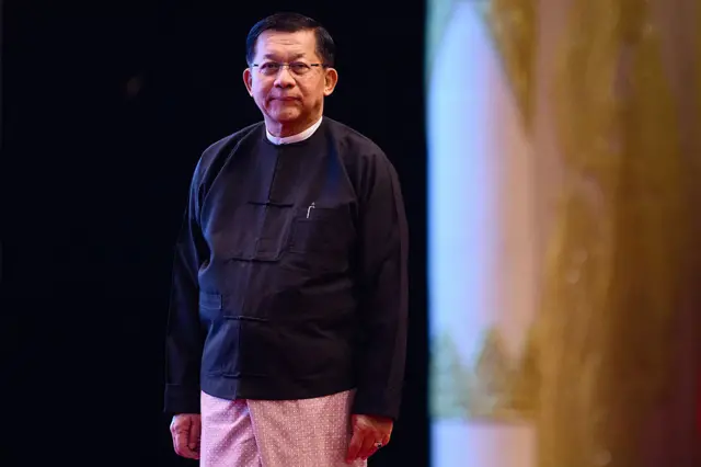 သမ္မတရာထူးအာဏာရယူထားတဲ့ ဦးမင်းအောင်လှိုင် (ပုံဟောင်း)