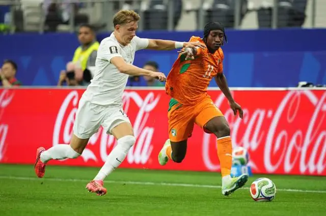 Yan Diomande (Ivory Coast) yana sarrafa kwallon