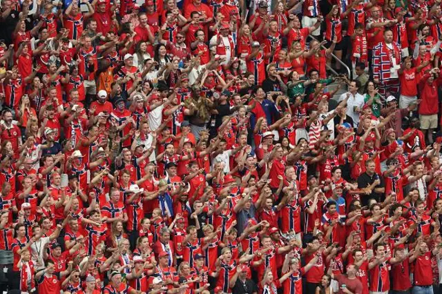 Les supporters norvégiens acclament leur équipe depuis les tribunes