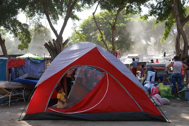 Tiendas de campaña en un campamento improvisado en La Guaira.