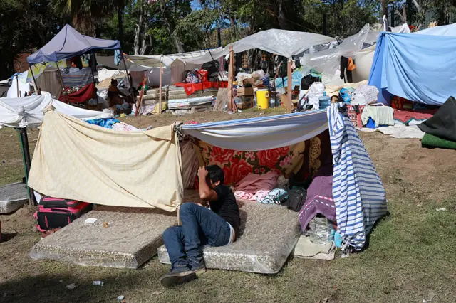 Personas en un campamento improvisado en La Guaira.