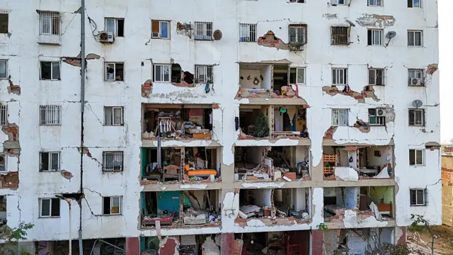 Un edificio dañado en La Guaira tras los terremotos gemelos de 2026.