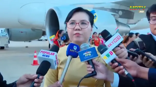 ဇွန်လ ၃ ရက် နေပြည်တော် လေဆိပ်မှာ စကားပြောနေတဲ့ ဒေါ်ခိုင်ခိုင်စိုး