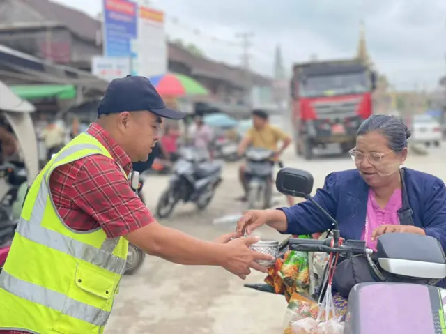 ကောင်းတပ်ရွာပြန်လည်ထူထောင်ရေးအတွက် နမ့်ခမ်းသွေးလှူရှင်များ(ပရဟိတ)အသင်းက အလှူငွေကောက်ခံနေကြတဲ့ မြင်ကွင်း