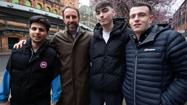 Gareth Southgate, agira kabiri uhereye ibubamfu, ari kumwe na Naz, Taylor na Rhys i Middlesbrough.