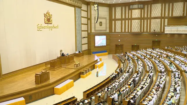 လွှတ်တော်ခန်းမဆောင်နဲ့ လွှတ်တော်ကိုယ်စားလှယ်တွေ