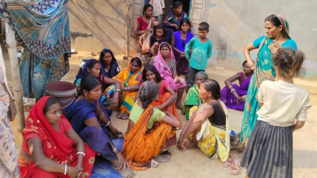 मृतक राजेंद्र मांझी के घर के बाहर बैठे लोग