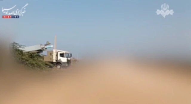Ciidamada Iran ayaa saacad ka hor sheegay in ay rasaas digniin ah ku rideen Markab Mareykan ah