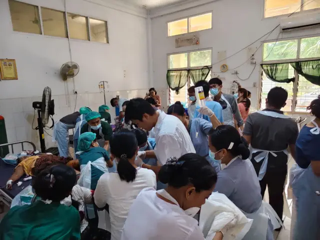 ဇွန် ၅ ရက်၊ စစ်ကိုင်းလဝကရုံး ဗုံးပေါက်ကွဲမှုအတွင်း ထိခိုက်သူတွေကို ကုသပေးနေတဲ့ စစ်ကိုင်းဆေးရုံက ကျန်းမာရေးဝန်ထမ်းတွေ