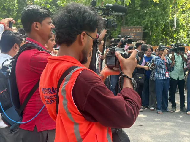 జంతర్ మంతర్ వద్ద దిల్లీ పోలీసులు మోహరించిన ఫోటోగ్రాఫర్లు