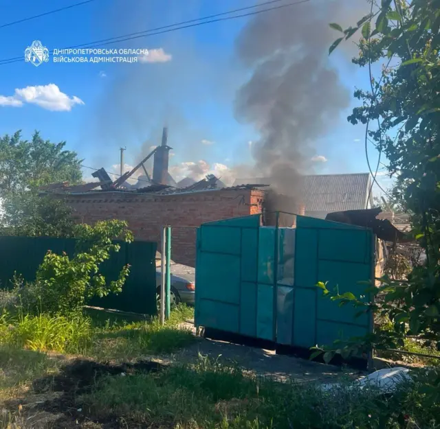 Дым над поврежденными домами