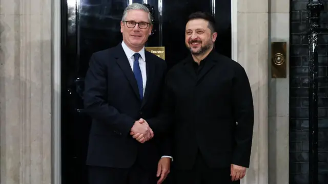 Премьер-министр Великобритании Кир Стармер встречает президента Украины Владимира Зеленского на Даунинг-стрит, 10, в Лондоне, Великобритания, 7 июня 2026 года.
