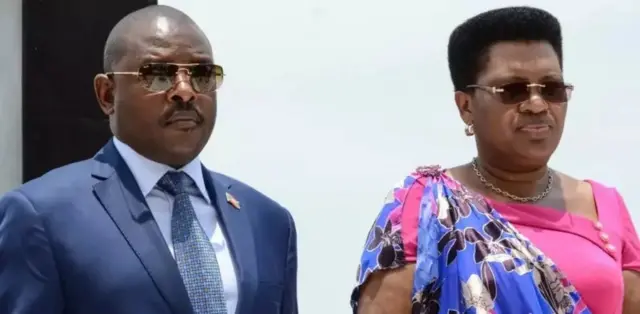Uwahoze ari Perezida w'Uburundi Pierre Nkurunziza n'umugore wiwe Denise Nkurunziza bahagararanye, bambaye amarori.